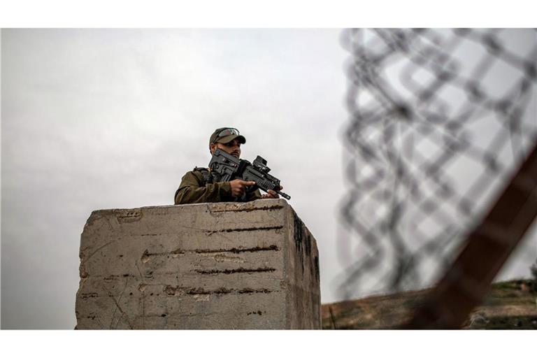 Bei Hebron wurde ein mit einem Messer bewaffneter Palästinenser von israelischen Soldaten erschossen.