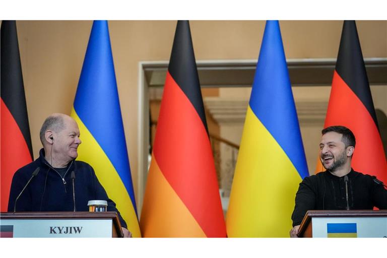 Bei ihrer gemeinsamen Pressekonferenz in Kiew hatte Bundeskanzler Olaf Scholz (l, SPD) und der ukrainische Präsident Wolodymyr Selenskyj nicht nur ernste Themen.