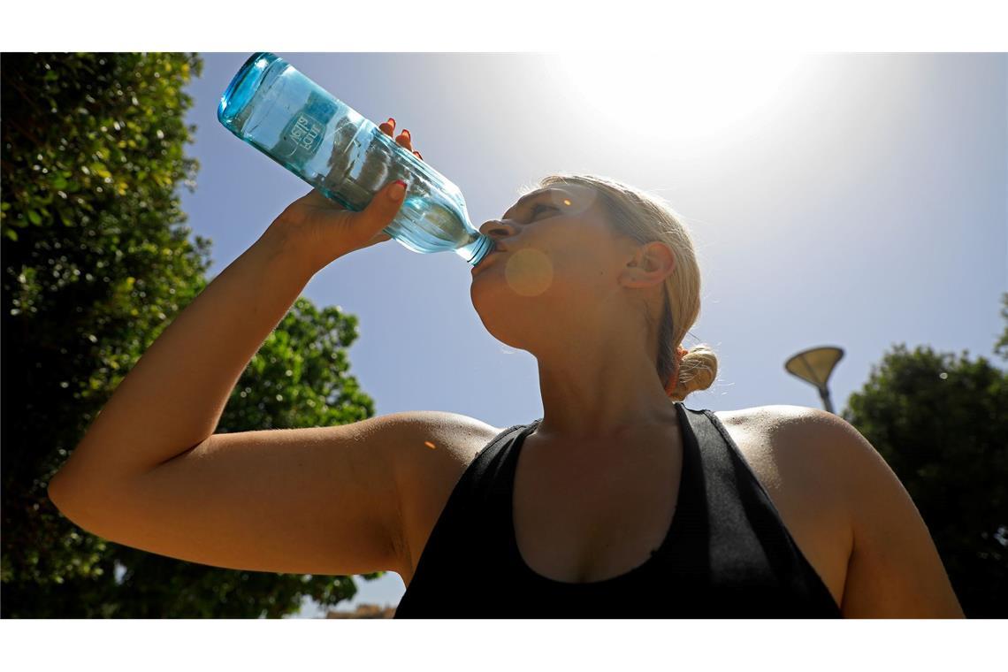 Bei Kreislaufproblemen wegen Hitze: Viel Wasser trinken (Symbolfoto)