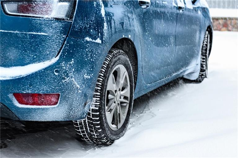 Bei Schneefall sollten die Winterreifen aufgezogen sein.