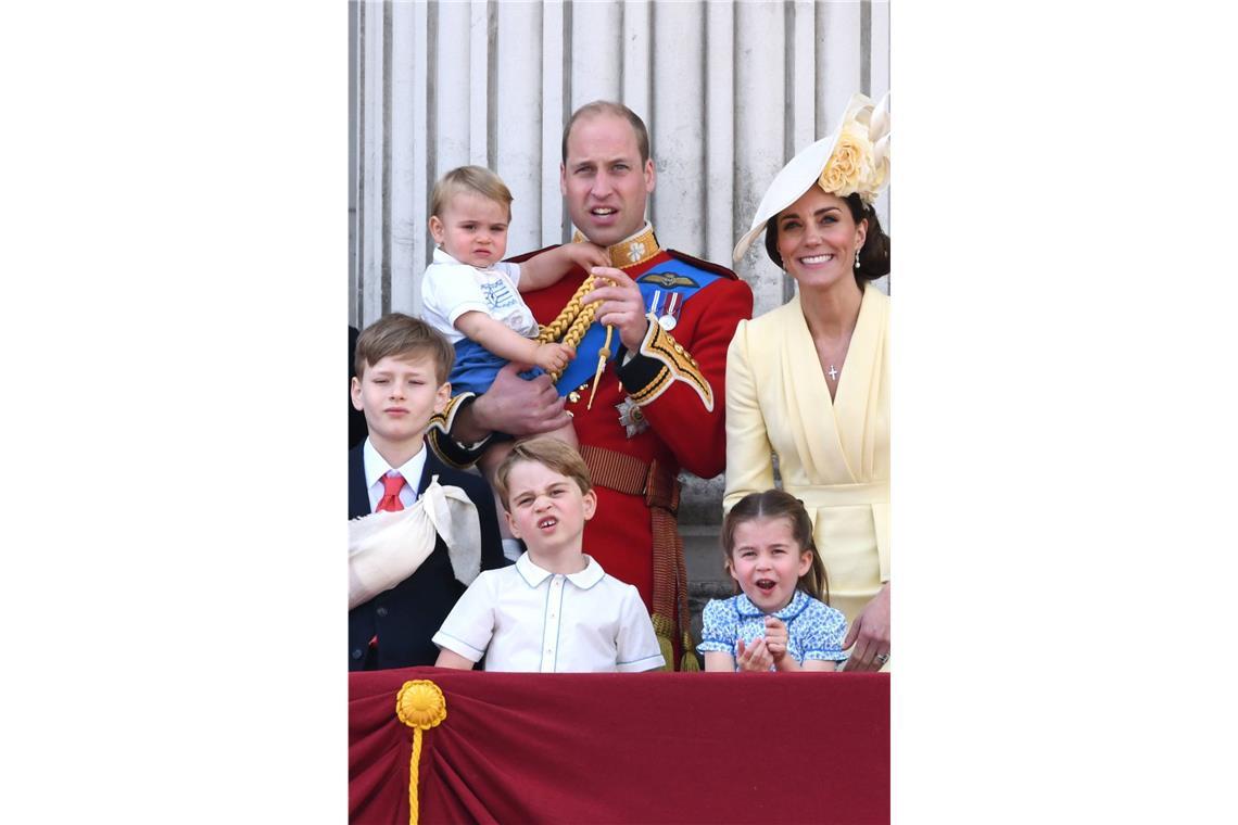 Bei „Trooping the Colour“, der offiziellen Geburtstagsparade der Queen, sieht man auch die jungen Royals auf dem Balkon des Buckingham Palace.