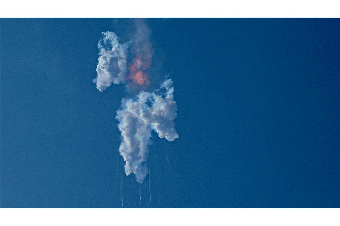 Beim Erststart des größten jemals gebauten Raketensystems der Raumfahrtgeschichte kam es zu Explosionen.