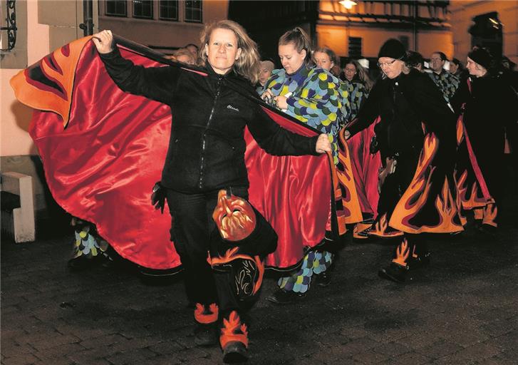 Beim Fasnetsverbrennen auf dem Murrhardter Marktplatz darf aber noch mal gefeiert und getanzt werden, wie Claudia Gabriel (vorne) zeigt.