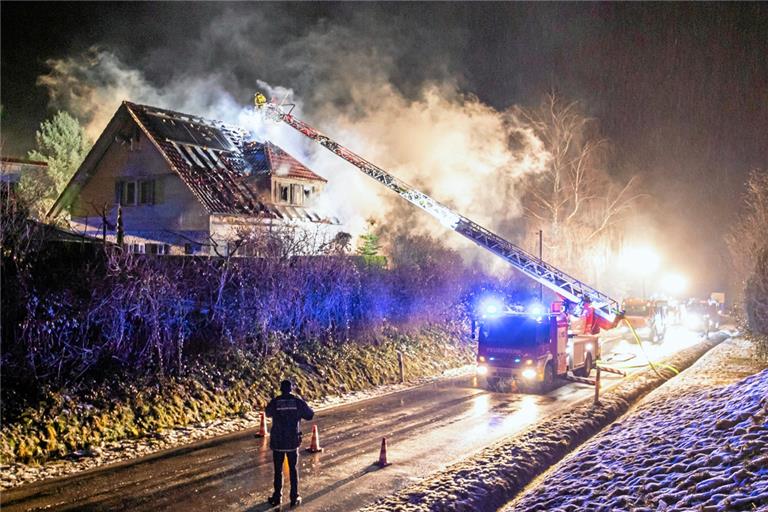 Beim nächtlichen Brand in dem Kirchenkirnberger Einfamilienhaus kam auch die Drehleiter zum Einsatz. Einige Zeit war die Fahrbahn deshalb gesperrt und eine Umleitungsstrecke eingerichtet. Fotos: 7aktuell/Simon Adomat