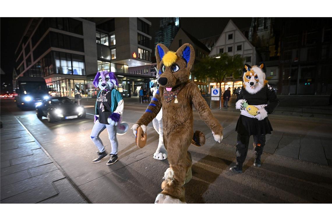 Beim sogenannten Suitwalk wollen die Furrys Farbe in den grauen Alltag der Menschen bringen. (Archivbild)