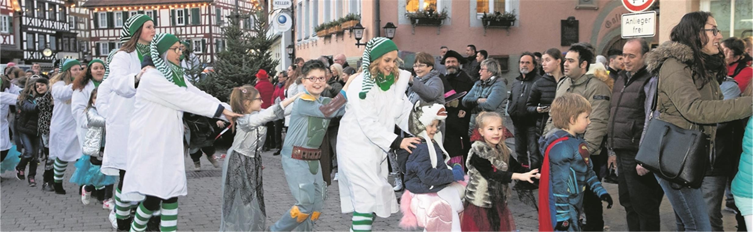 Beim Start in die Murreder Fasnet kommen auch die jungen Narren auf ihre Kosten. Sie drehen mit den Hemdglonkern von den Henderwäldlern auf dem Marktplatz ihre Runden. Fotos: J. Fiedler