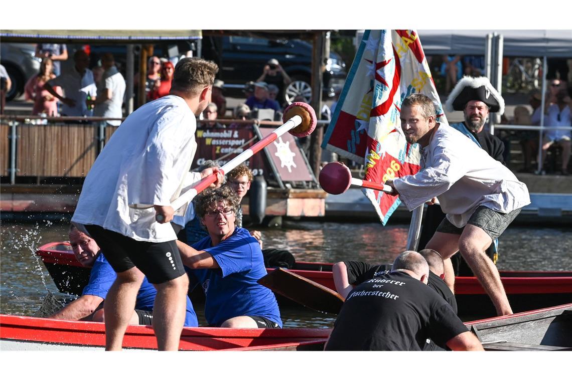 Beim traditionellen Fischerstechen versuchen sich die Kontrahenten gegenseitig ins Wasser der Saale bei Halle zu stoßen.