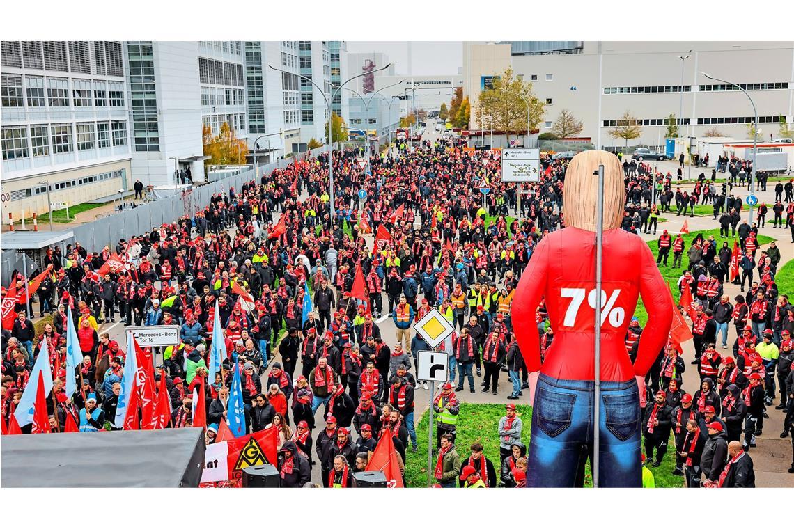 Beim Warnstreik in Sindelfingen bekräftigte die IG Metall ihre Forderung nach einer Lohnerhöhung von sieben Prozent.