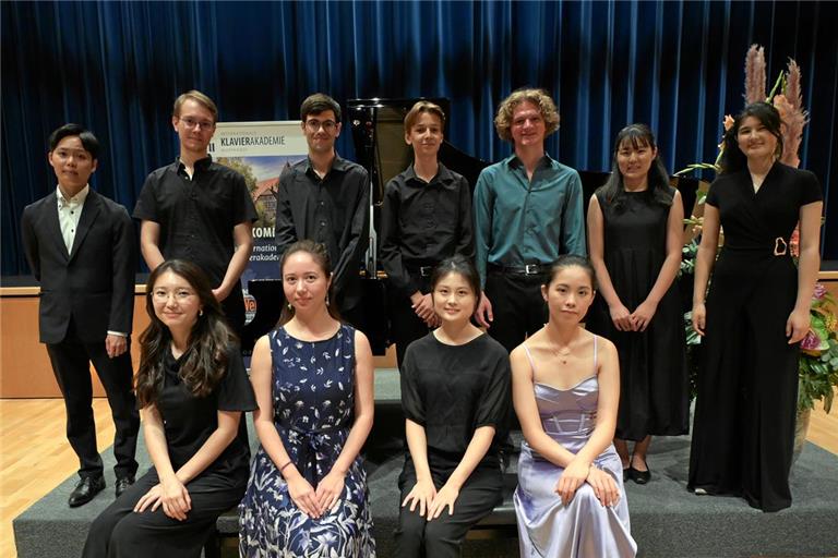 Beim zweiten Konzert sind elf junge Pianistinnen und Pianisten mit von der Partie, und zwar (vorne von links) Aliya Assanova, Aisha Hindley, Jinhae Park sowie Xing Chang und in der hinteren Reihe (von links) Sohta Miura, Lucian Meisel, Adrià Perea Giménez, Sebastian Rauch, Jakob Schuler, Sayaka Okazaki und Maria Litsoukov. Foto: Elisabeth Klaper