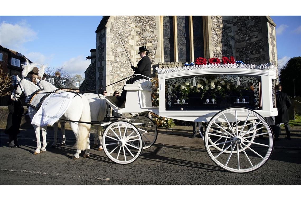 Beisetzung von Sänger Liam Payne: Eine Pferdekutsche mit dem Sarg von Liam Payne kommt zur St. Mary's Church in Amersham.