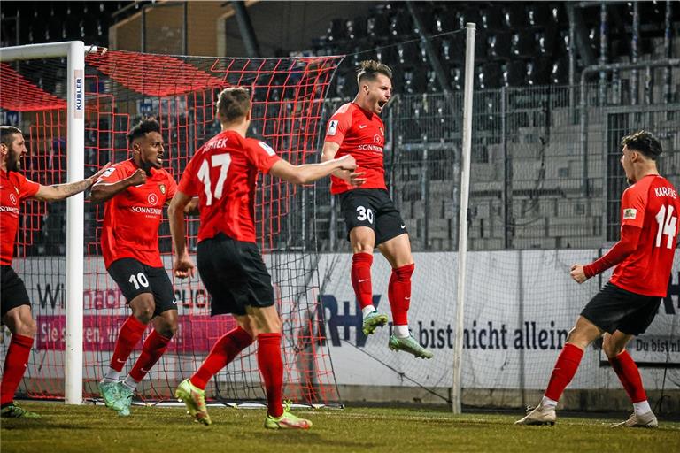 Bejubelte mit Aspachs Fußballern einen wichtigen Heimsieg: David Tomic (Zweiter von rechts), der seine Elf beim 2:1-Erfolg bereits in der ersten Minute in Führung brachte. Foto: A. Becher