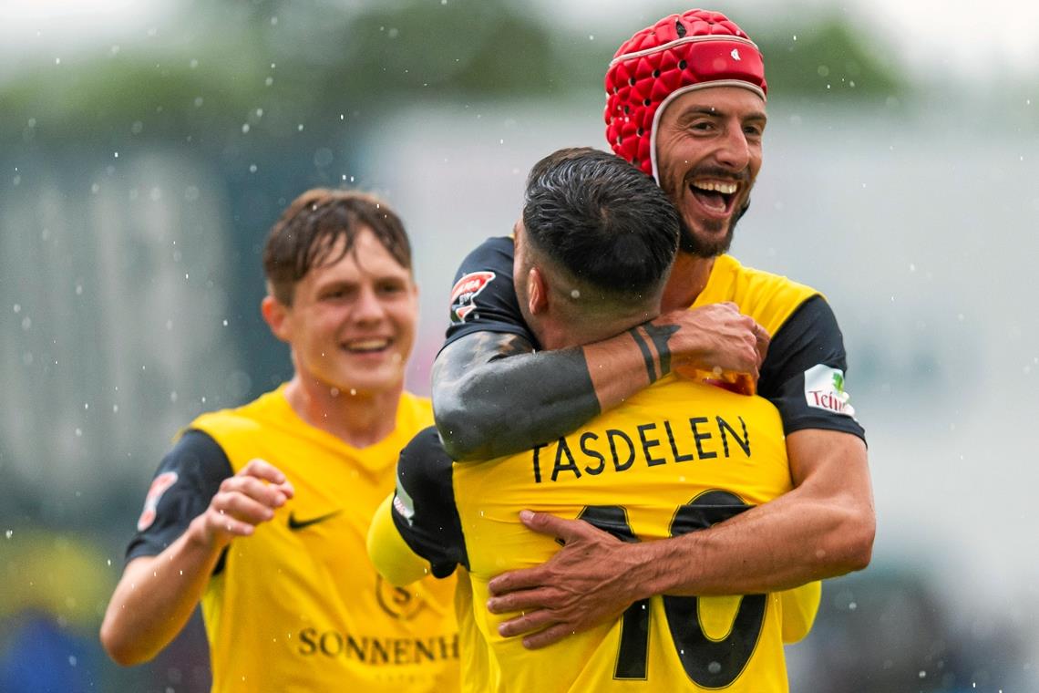 Bejubelten ein überzeugendes 4:0: Niklas Mohr (links), Torschütze Dominik Salz und Vorbereiter Mert Tasdelen. Foto: Florian Wolf