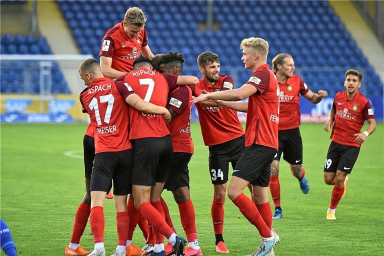 Bejubelten in Hoffenheim ihren ersten Saisonsieg: Großaspachs Fußballer. Foto: T. Sellmaier