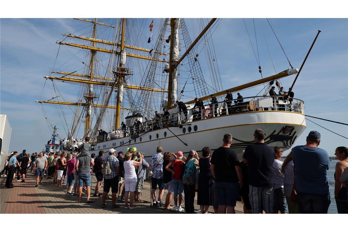 Beliebte Attraktion in Warnemünde: die "Gorch Fock", das Segelschulschiff der Deutschen Marine, macht als Gast der Hanse Sail am Passagierkai fest. Sie ist mit knapp 90 Meter Länge der größte Traditionssegler der Hanse Sail, die am 08.08.2024 eröffnet wird.