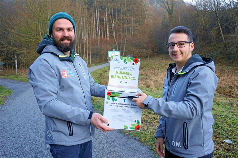 Benedikt Nentwich (links) und David Miguens haben in den vergangenen Tagen und Wochen ungenutzte Handys eingesammelt. Diese werden nun recycelt. Fotos: privat