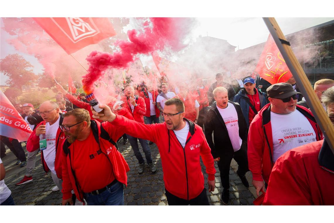 Bengalfackeln hüllten den Platz zeitweise in roten Rauch.