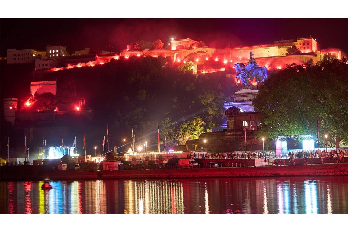 Bengalische Feuer brennen auf der Festung Ehrenbreitstein während "Rhein in Flammen"