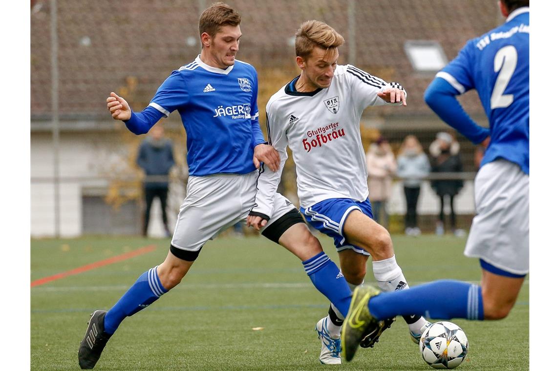 Benjamin Bischoff (weißes Trikot) ist für seinen Heimatverein VfR Murrhardt seit Jahren am Ball. Foto: A. Becher