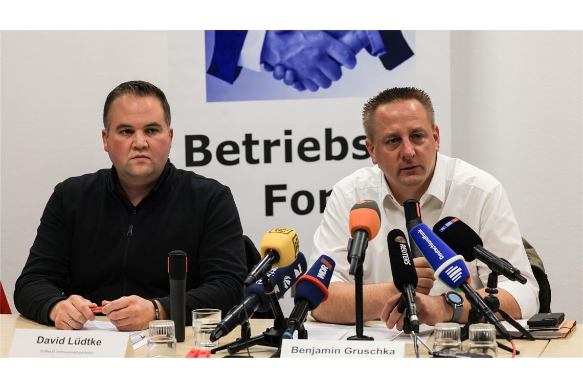 Benjamin Gruschka (r), Vorsitzender des Gesamtbetriebsrates der Ford-Werke, spricht neben David Lüdtke, IG-Metall-Sprecher bei Ford, auf einer Pressekonferenz nach der Betriebsversammlung.