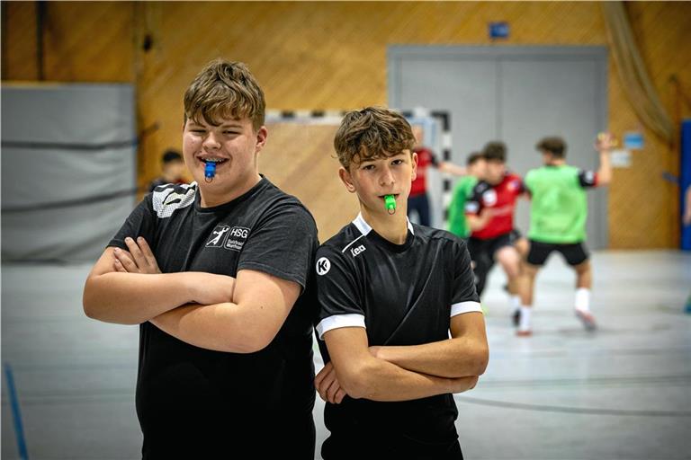 Benjamin Klingenberg (links) und Moritz Rützel stehen beim Handballnachwuchs von den Minis bis zur D-Jugend als Schiedsrichter in der Halle. Sie pfeifen nur bei Heimspieltagen ihres Vereins, der HSG Sulzbach-Murrhardt. Foto: Alexander Becher