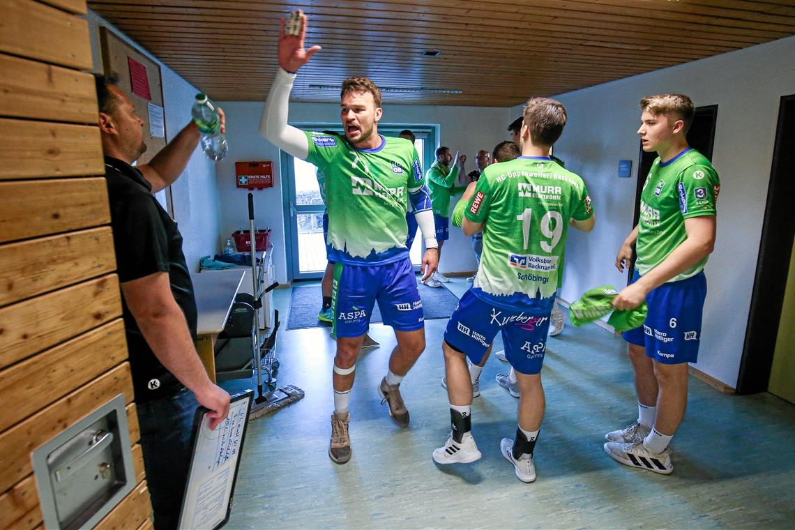 Bereit für die Zwischenrundenduelle mit Vinnhorst: Die HCOB-Handballer um Tim Düren, Philipp Schöbinger und Timm Buck (von links). Foto: A. Becher