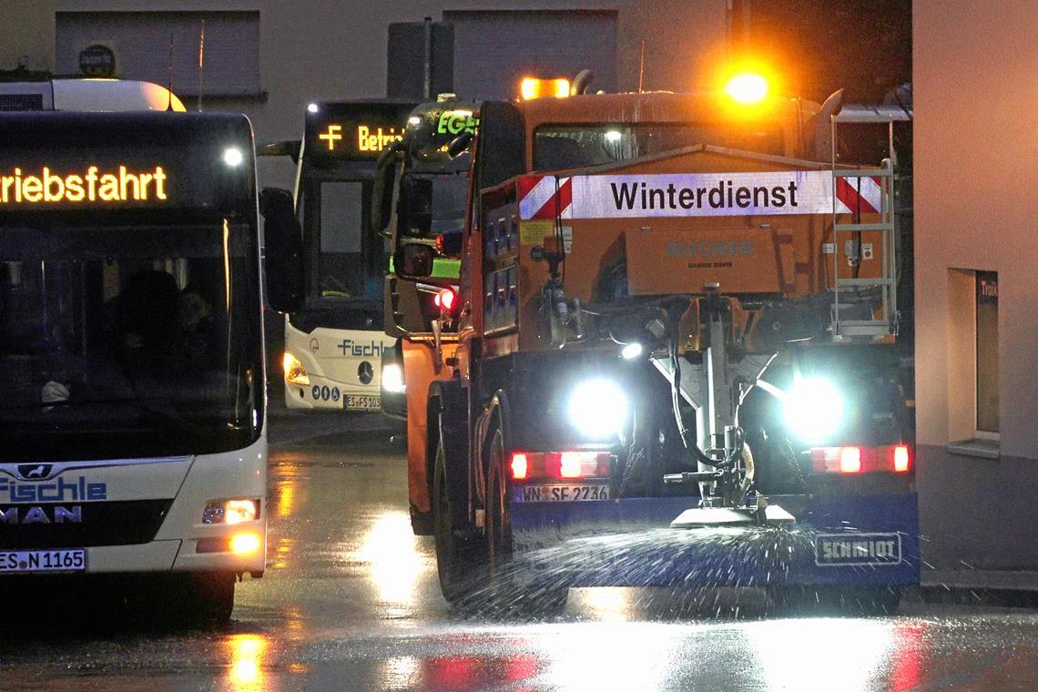 Bereits in den frühen Morgenstunden sind auf den Straßen im Kreis so wie hier in Schorndorf alle verfügbaren Streufahrzeuge unterwegs. Foto: 7aktuell.de/Kevin Lermer