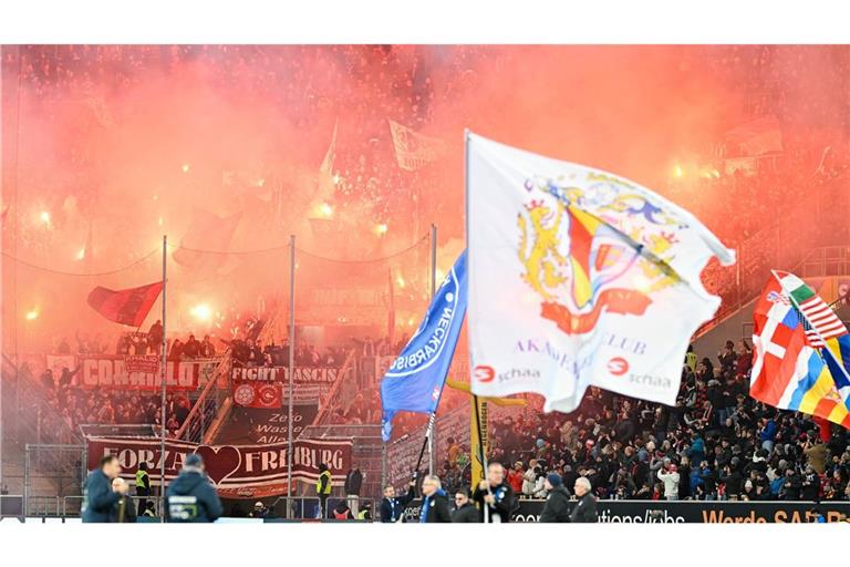 Bereits vor dem Spiel in der PreZero Arena hatte es Auseinandersetzungen in Sinsheim zwischen Fans gegeben.