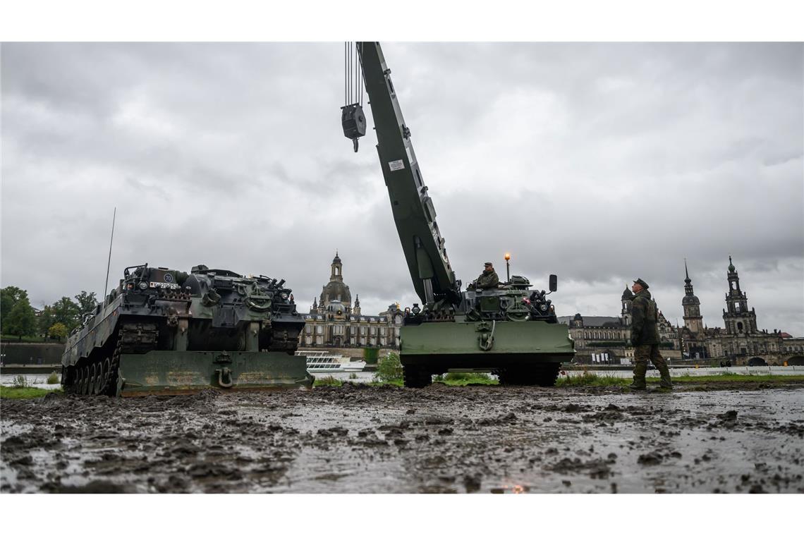 Bergepanzer der Bundeswehr unterstützen beim Abriss weiterer Brückenteile.