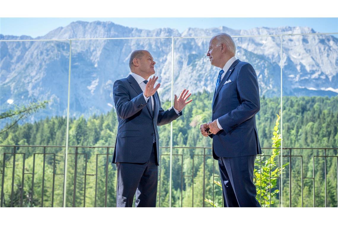 Bergige Landschaft mit US-Präsident: Biden neben Kanzler Scholz beim G7-Gipfel in Bayern. (Archivbild)