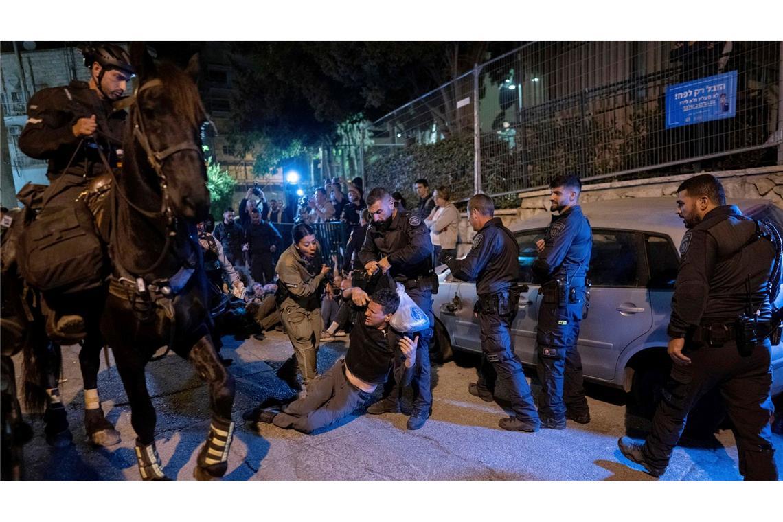 Berittene Polizei treibt Menschen auseinander, die in Jerusalem gegen die Regierung von Premierminister Benjamin Netanjahu protestieren