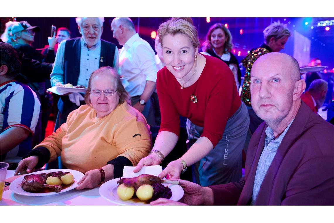 Berlins Wirtschaftssenatorin Franziska Giffey (Mitte) serviert Essen (Foto aktuell).