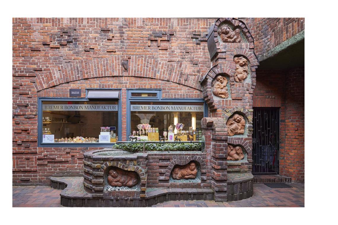 Bernhard Hoetgers Werk in Bremen: Der Handwerkshof in der Böttcherstraße mit dem „Sieben-Faulen“-Brunnen, eine Anspielung an „Die sieben Faulen“ Legende.