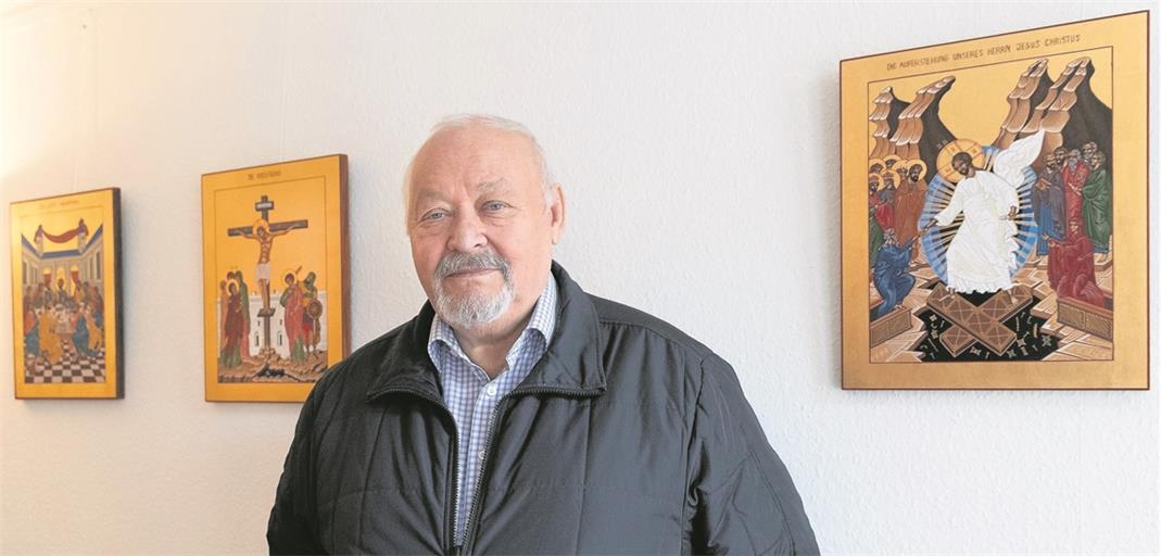 Bernhard Lüdecke vor einigen seiner Ikonenbilder, die im Begegnungscafé der Kirche vor Ort ausgestellt waren. Auch in der Karwoche vertieft er sich regelmäßig in eine neue Arbeit. Fotos: J. Fiedler