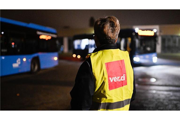 Beschäftigte des Busbetriebes der SWEG in Karlsruhe waren zu einem ganztägigen Warnstreik aufgerufen (Symbolbild).