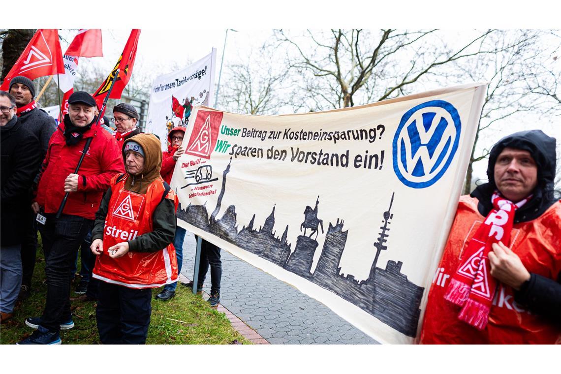 Beschäftigte von VW streiken vor der womöglich entscheidenen fünften Tarifrunde in Hannover.