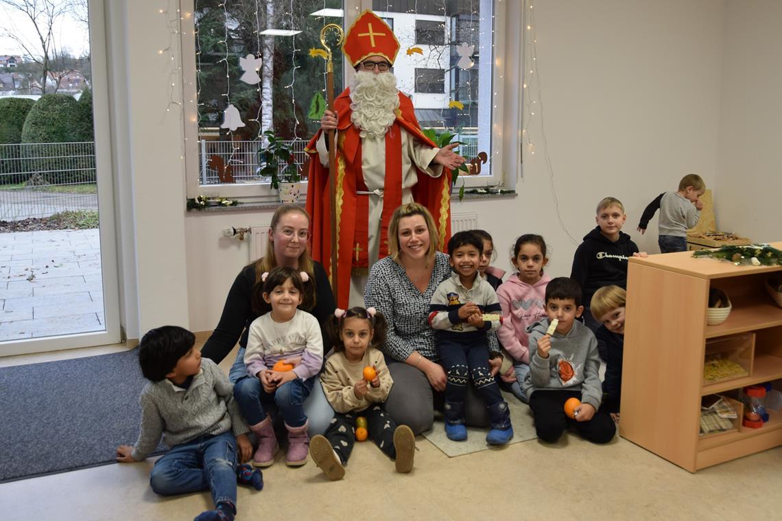 Besonderer Gast bei der Wiedereröffnung: Der Nikolaus. Foto: Elisabeth Klaper