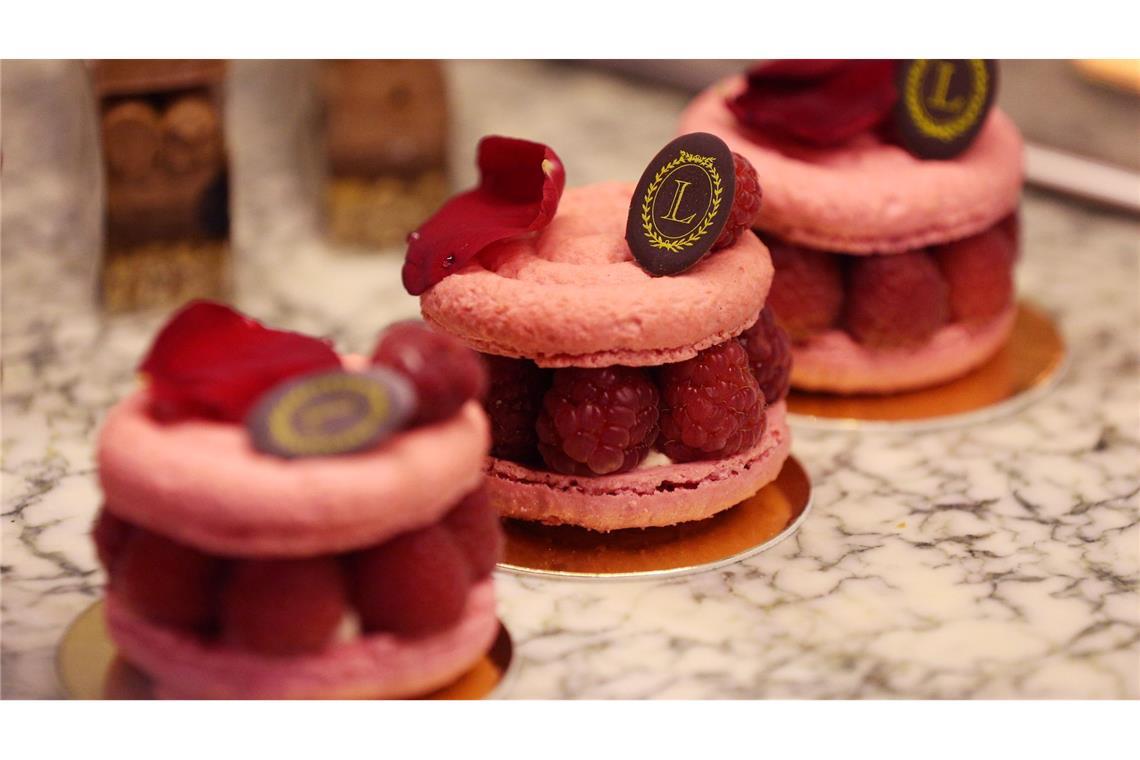 Besonders edle Macarons von Ladurée in Paris mit ganzen Himbeeren. (Archivbild)