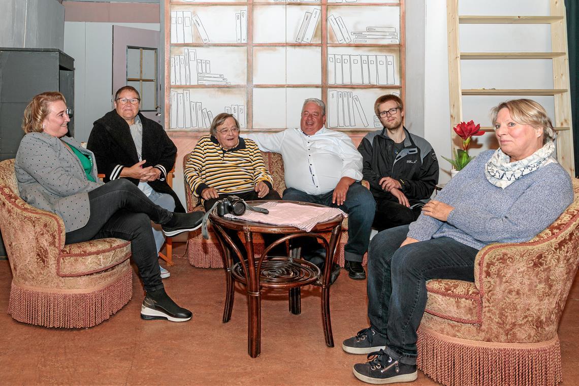 Besprechung in trauter Runde vor der Probe auf der Bühne des Zimmertheaters mit Julia Vielhaber, Elke Döderlein, Detlef Neumann, Sven Kollak, Alex Harsch und Antje Rohde (von links). Foto: Stefan Bossow