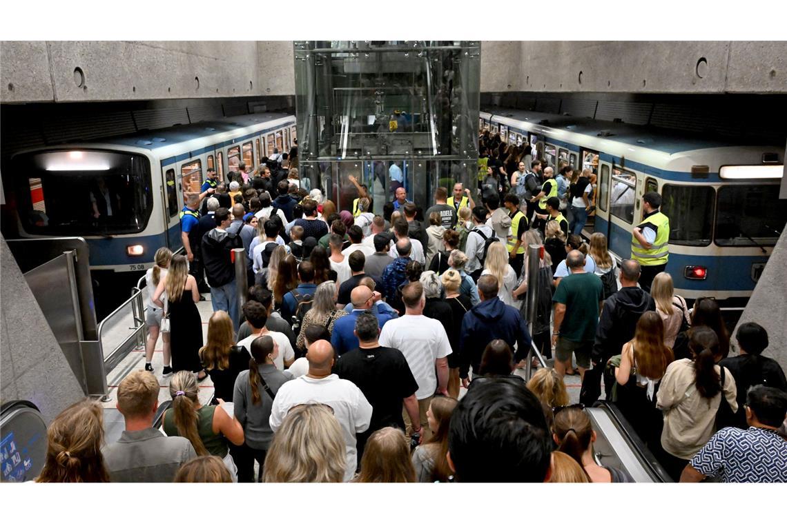 Besucher des ersten Adele-Konzerts strömen danach zur U-Bahn. Die britische Sängerin Adele gibt bis Ende August Konzerte in München.