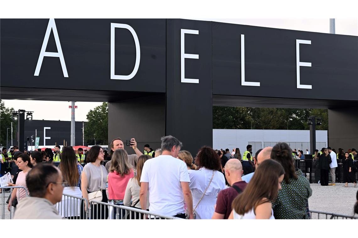 Besucher sind auf dem Weg zu einem Konzert der britischen Sängerin Adele.