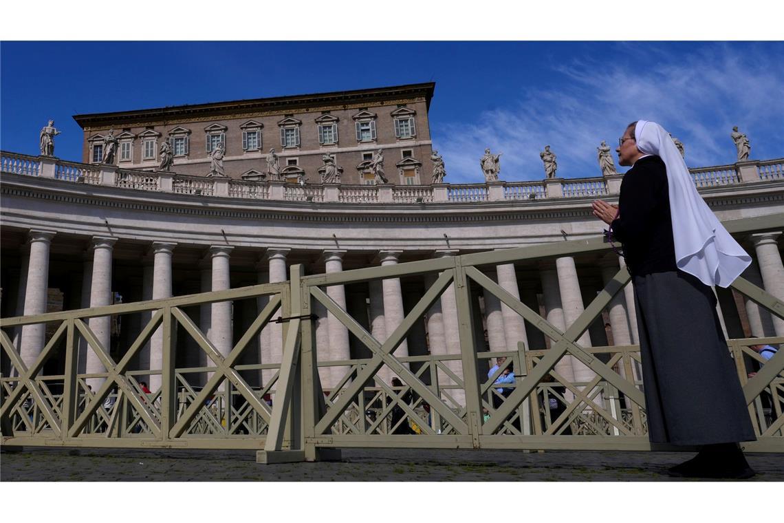 Beten für den Papst: Nonne vor dem Studiofenster des Vatikans,wo Papst Franziskus normalerweise seinen Segen erteilt.