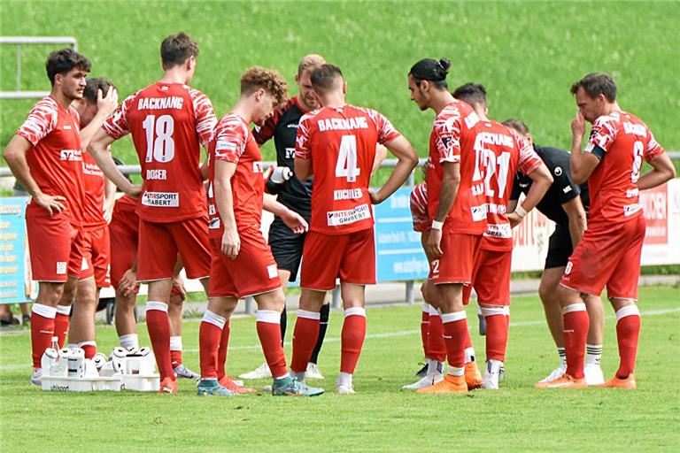 Betretene Mienen und hängende Köpfe bei der TSG Backnang. Im Heimspiel gegen Aufsteiger Denzlingen gab es nach einem misslungenen Auftritt eine bittere Pleite. Foto: Tobias Sellmaier