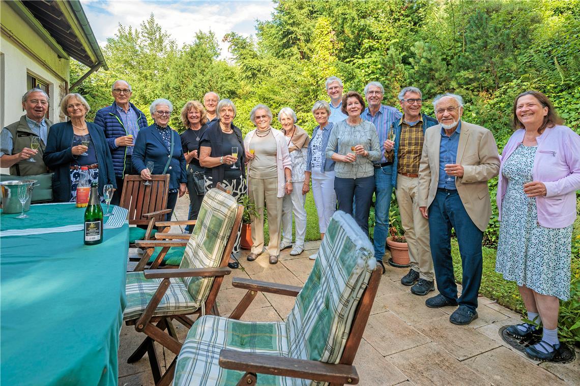 Bevor es ran ans Thema geht, werden die Besucherinnen und Besucher von Gastgeber Heinz-Georg Kowalski (Zweiter von rechts) begrüßt und stoßen miteinander an. Foto: Stefan Bossow