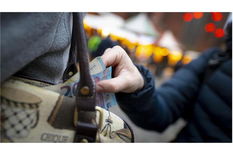 Bevor man es merkt, ist das Bargeld schon aus der Tasche geklaut.