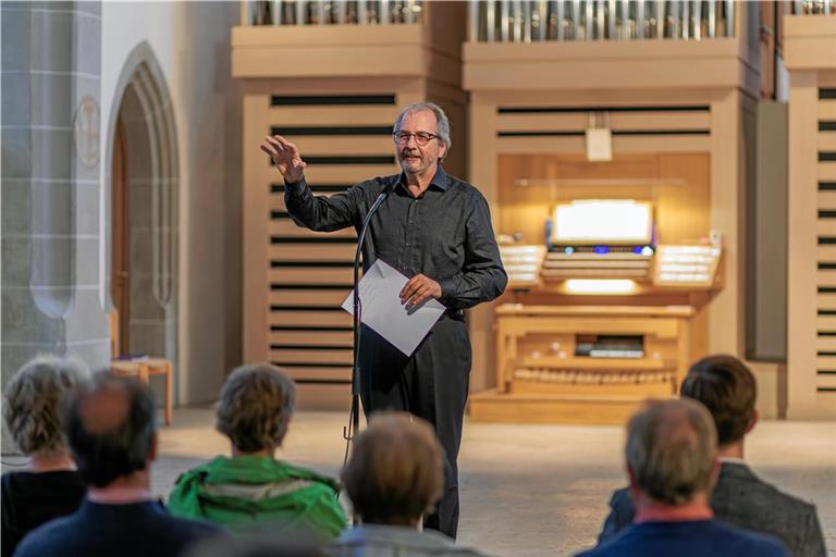 Bevor sich Gerhard Paulus an die Mühleisen-Orgel in der Stadtkirche setzte, gab er eine Einführung in die Werke. Foto: Stefan Bossow
