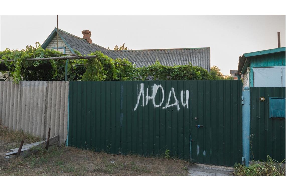 Bewohner haben auf diese Hauswand in Lyman „Menschen“ geschrieben. Damit wollten sie  signalisieren, dass sich in dem Haus Zivilisten befinden. Häufig sollen diese Häuser dann gezielt angegriffen worden sein.