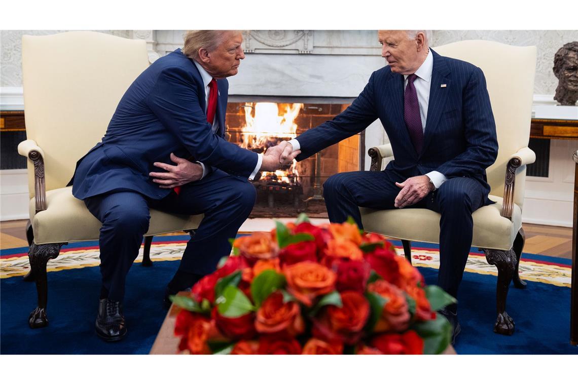 Biden begrüßt Trump mit einem Handschlag im Weißen Haus.