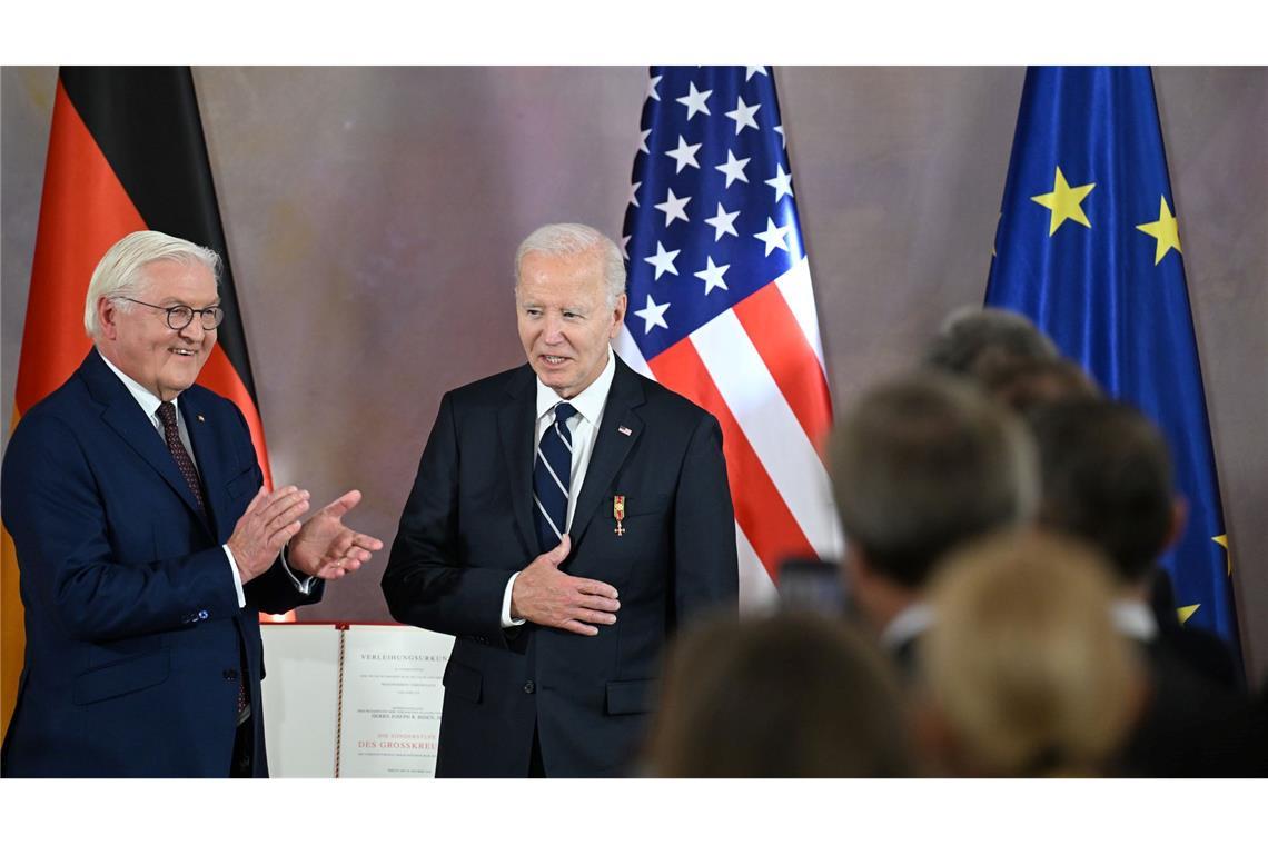 Biden erhielt den höchsten Verdienstorden der Bundesrepublik Deutschland durch Bundespräsident Steinmeier im Schloss Bellevue in Berlin.