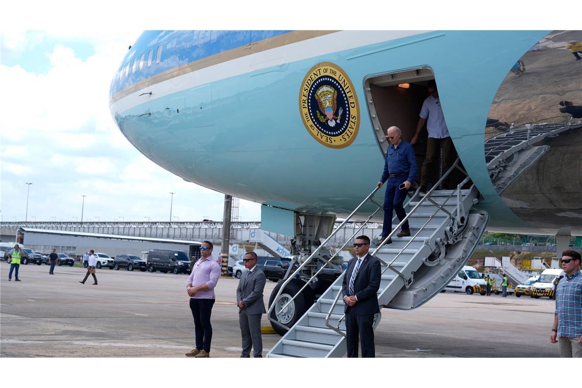 Biden landet auf den Flughafen von Manaus.