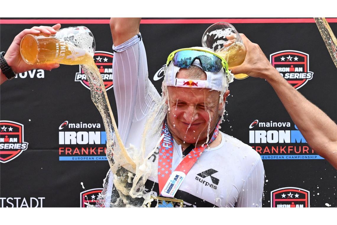 Bierdusche für den Sieger - Kristian Blummenfelt  bei der Siegerehrung der Ironman EM